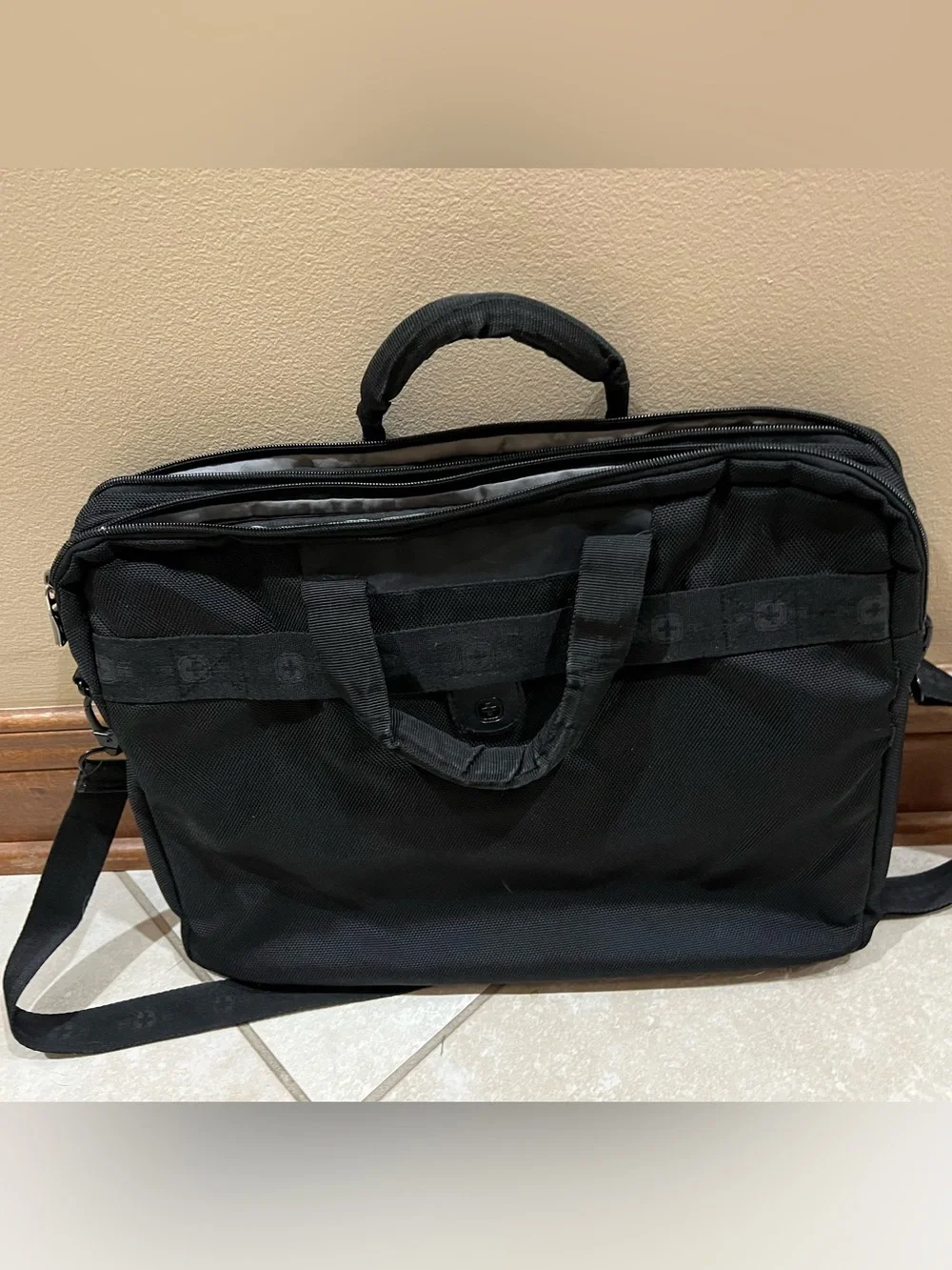 SwissGear Black Quilted Laptop Messenger Bag with Shoulder Strap